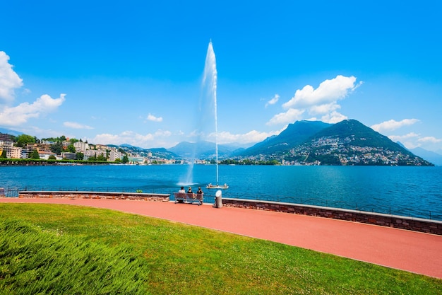 Lago di Lugano e città Svizzera