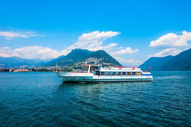 Lago di Lugano e città Svizzera
