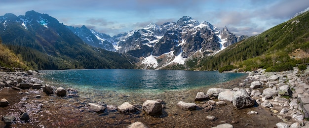 lago di montagna con acqua blu. Morskie Oko, Polonia.