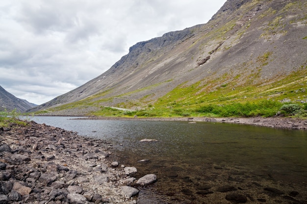 Lago di montagna con acqua limpida. Penisola di Kola, Khibiny, Russia