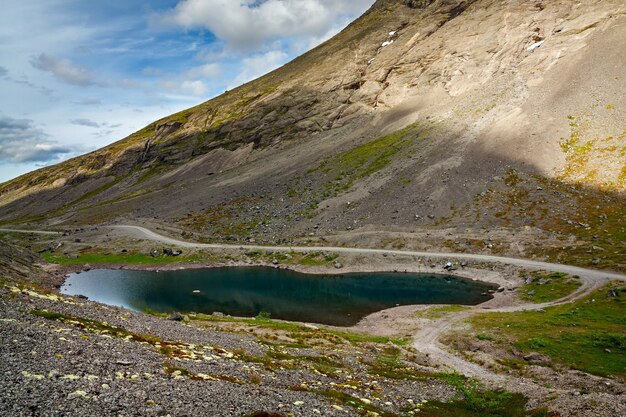 Lago di montagna con acqua limpida. Penisola di Kola, Khibiny. Russia.