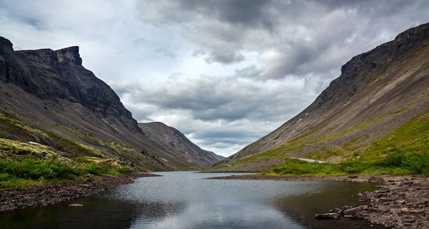 Lago di montagna con acqua limpida. Penisola di Kola, Khibiny