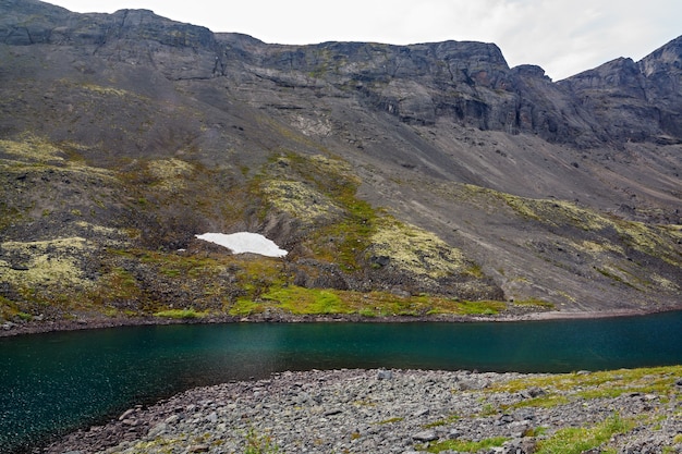 Lago di montagna con acqua limpida. Penisola di Kola, Khibiny