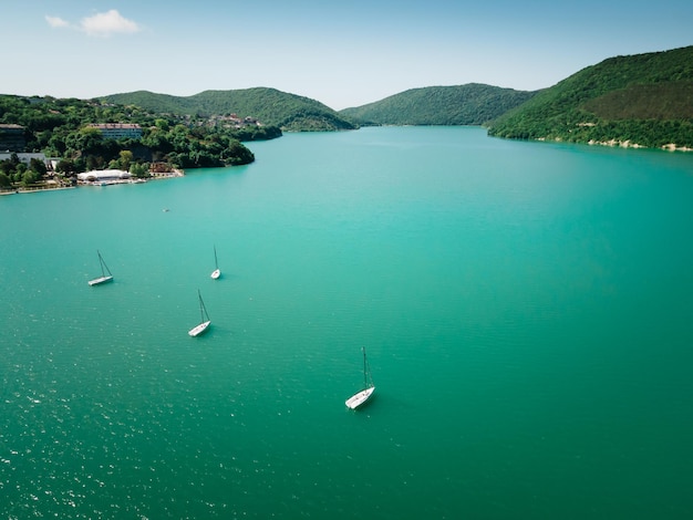 Lago di montagna con acqua turchese e yacht Lago Abrau nel villaggio di AbrauDurso in Russia