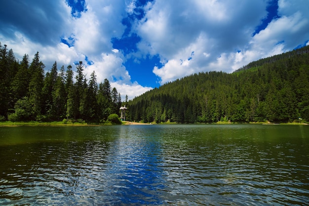 Lago di montagna dei Carpazi