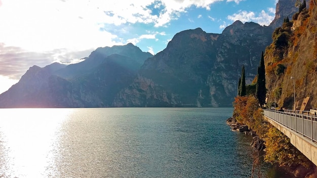 Lago di montagna e strada in autunno