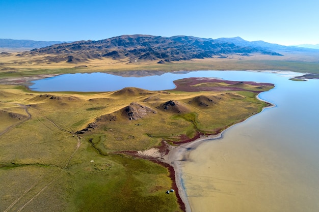 Lago di montagna epico, fotografia aerea