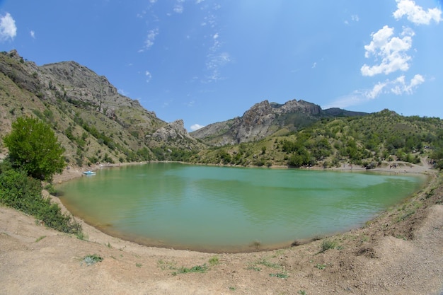 Lago di montagna fresco nella Repubblica di Crimea di Zelenogorye