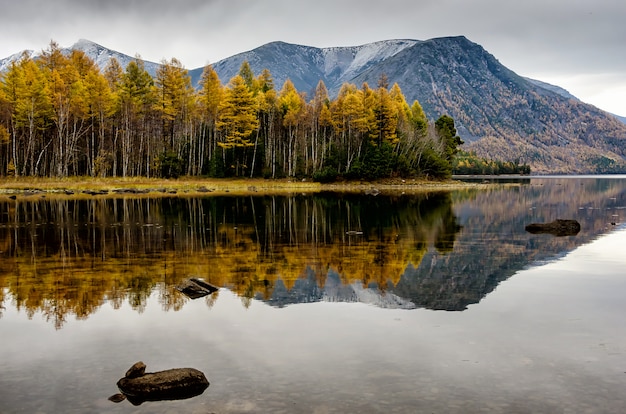 Lago di montagna Froliha con pietre e riflessione, vicino al lago Baikal