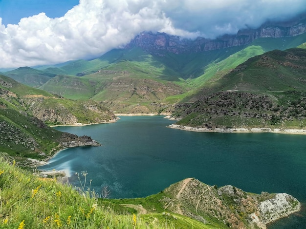 Lago di montagna Gizhgit nella regione di KabardinoBalkaria Elbrus in Russia