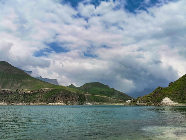 Lago di montagna Gizhgit nella regione di KabardinoBalkaria Elbrus in Russia