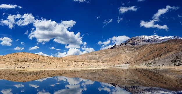 Lago di montagna in Himalaya