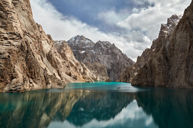 Lago di montagna in Kirghizistan