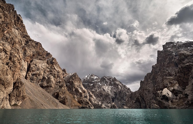 Lago di montagna in Kirghizistan