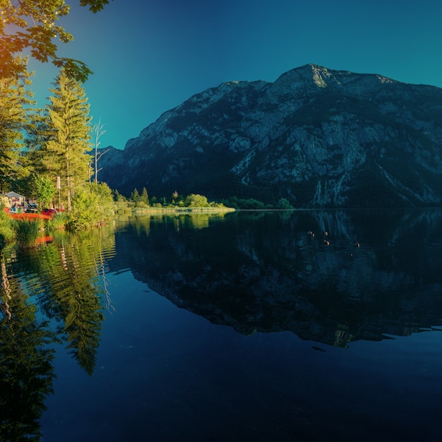 Lago di montagna in mezzo alle montagne. Villa al mare. Italia