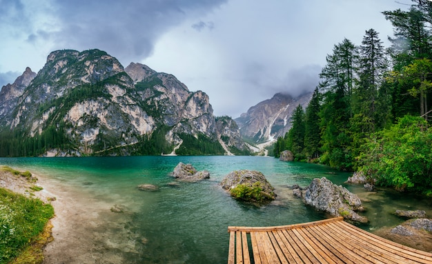 Lago di montagna in mezzo alle montagne