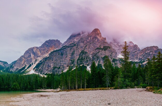 Lago di montagna in mezzo alle montagne