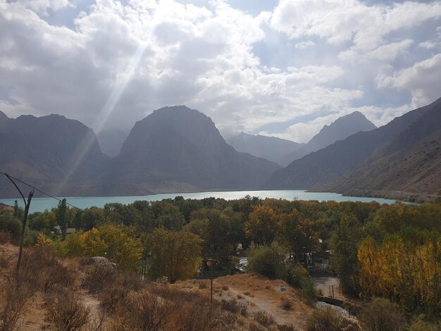 Lago di montagna Iskanderkul Tagikistan