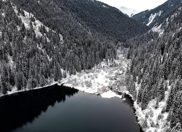 Lago di montagna Kolsai con vista dall'alto della neve