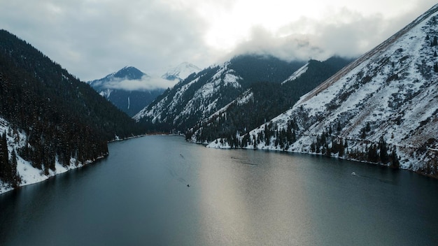 Lago di montagna Kolsai nella foresta invernale