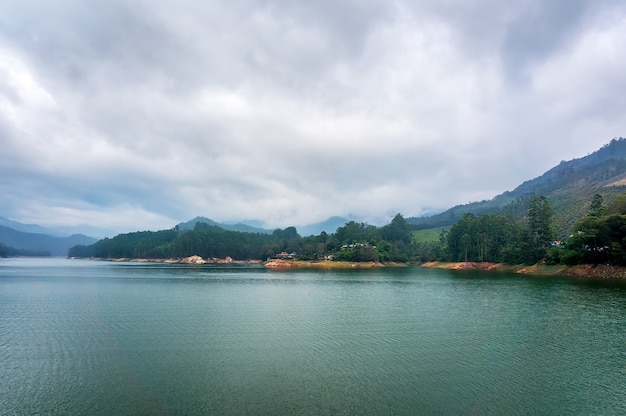 Lago di montagna Kundale con cielo nuvoloso a Munnar, Kerala, India