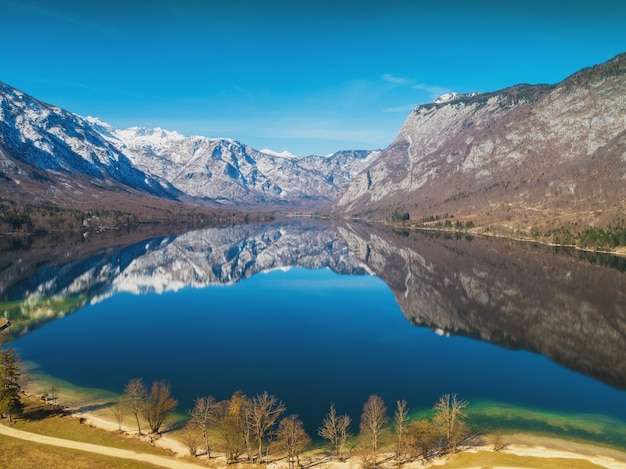 Lago di montagna Lago di Bohinj in primavera Parco nazionale del Triglav Bella natura primaverile della Slovenia Europa