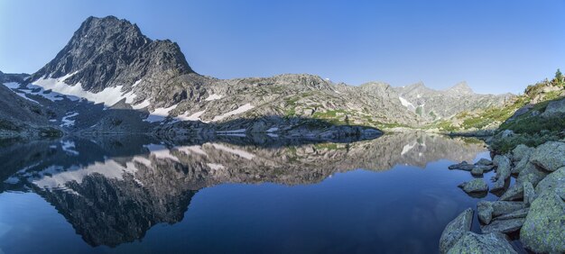 Lago di montagna nella luce del mattino, bella riflessione