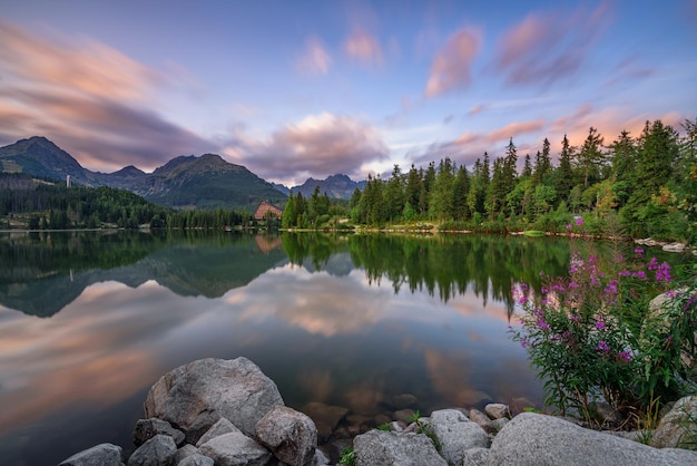 Lago di montagna Strbske Pleso nel Parco Nazionale Alti Tatra in Slovacchia