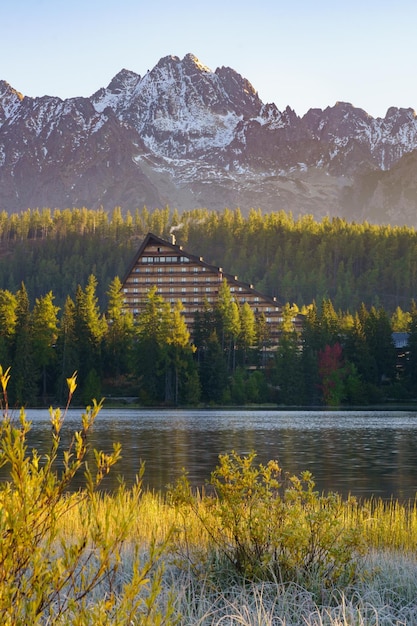 Lago di montagna Strbske pleso nel Parco Nazionale Alti Tatra Slovacchia Europa Alba la luce del sole del primo mattino Stazione sciistica in primavera e autunno Natura pacifica Carta da parati Vacanze tranquille Concetto di viaggio