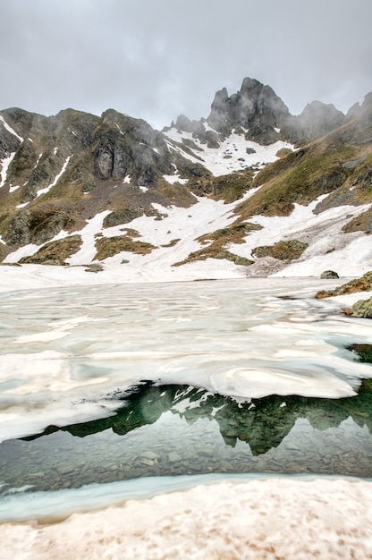 Lago di Ponteranica sulle Alpi Orobie al disgelo