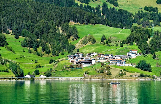 Lago di Resia, un lago artificiale in Alto Adige, Alpi italiane