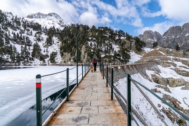 Lago di riposo e rifugio nel Parco Nazionale di Aiguestortes e il lago di Sant Maurici.