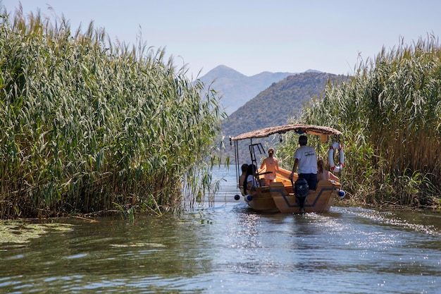 Lago di Scutari Montenegro 02 agosto 2017 Una barca da diporto attraversa le backwaters del Lago di Scutari