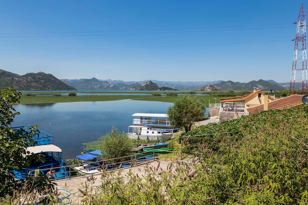 Lago di Scutari Montenegro 2 agosto 2017 Molo per barche e navi sul Lago di Scutari Montenegro