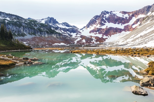 Lago di serenità in montagna nella stagione estiva. Bellissimi paesaggi naturali.