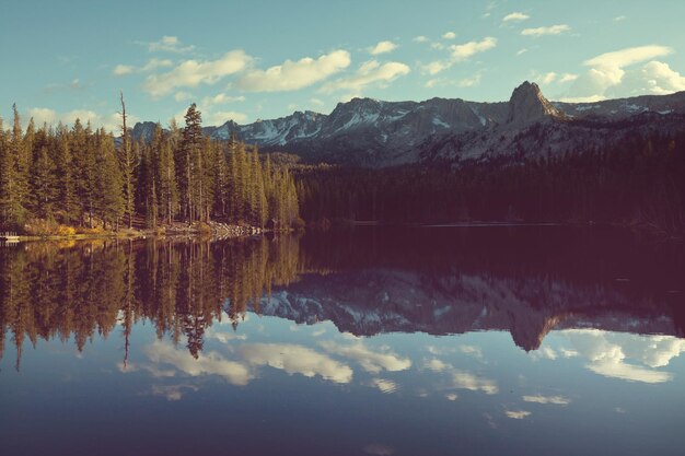 Lago di serenità in montagna