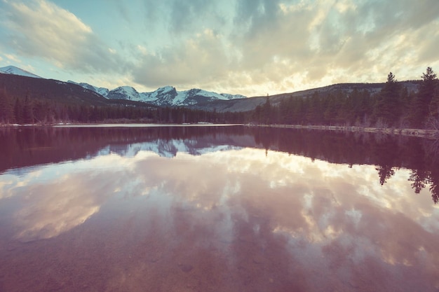 Lago di serenità in montagna