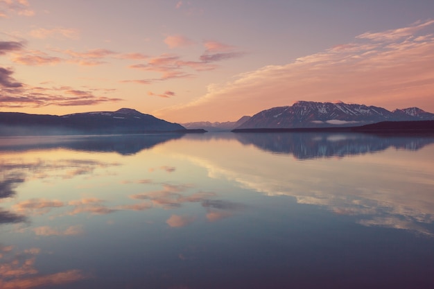 Lago di serenità nella tundra dell'Alaska