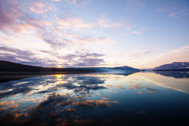 Lago di serenità nella tundra in Alaska