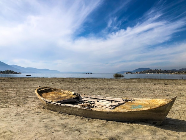 Lago di siccità e vecchia barca da pesca Vecchia barca sul lago di siccità