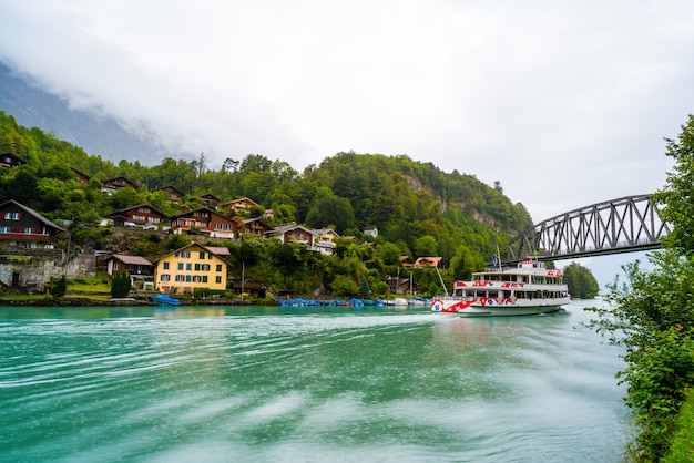 Lago di Thun con la città di Interlaken