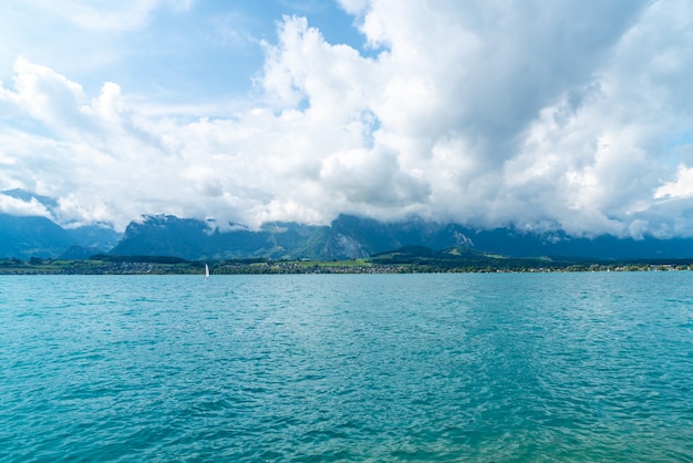 Lago di Thun con la montagna in Svizzera