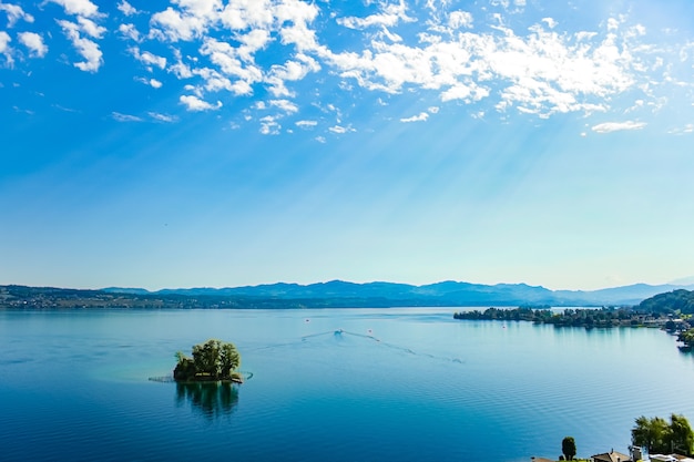 Lago di zurigo a wollerau cantone di svitto in svizzera zurichsee montagne svizzere paesaggio blu wa...