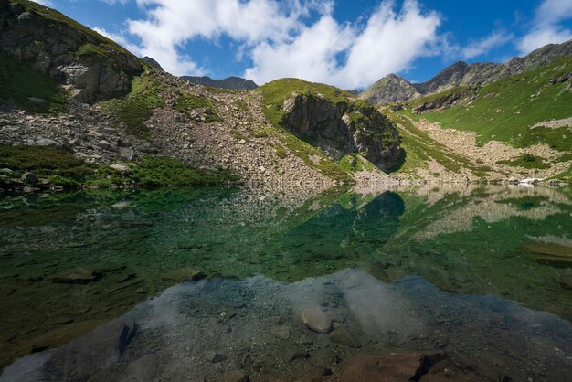 Lago Dukka Rybka sulle pendici della cresta di Arkasar nel Caucaso settentrionale Arkhyz KarachayCherkessia Russia