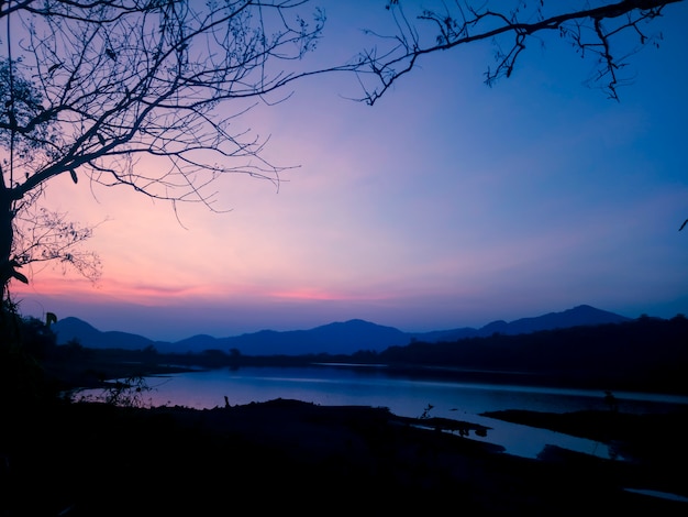 Lago e catena montuosa al tramonto