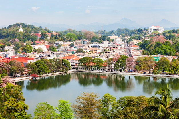 Lago e città di Kandy