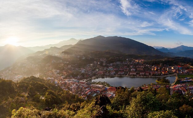 Lago e città di Sapa nel punto di vista di Sapa Vietnam della città di Sapa