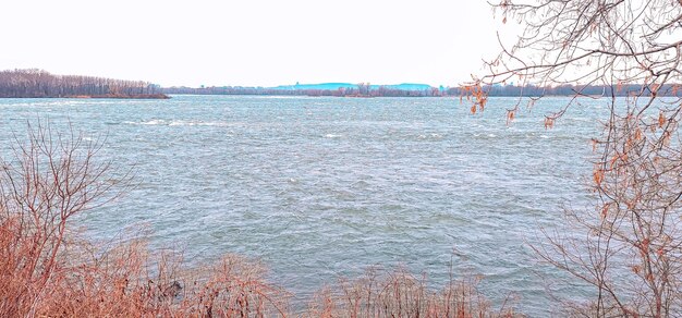 lago e fiume nella stagione fredda con la neve