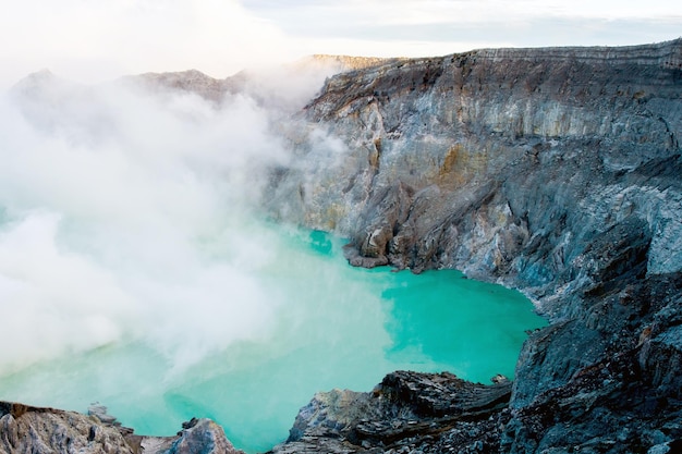 Lago e miniera di zolfo al cratere del vulcano Khawa Ijen Isola di Giava in Indonesia