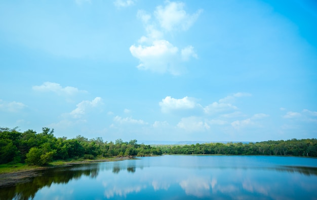 Lago e montagna landscape con cielo blu per la festa